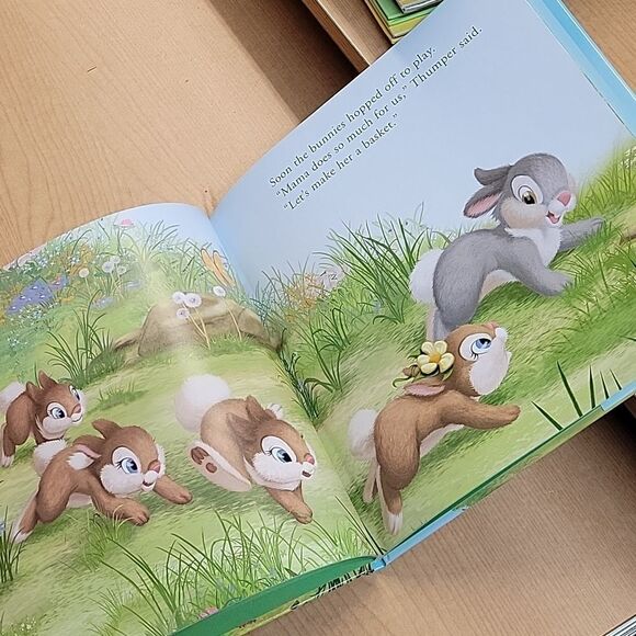 Disney's Thumper bundle. 3 books, pin, Wobble figure - Picture 4 of 12